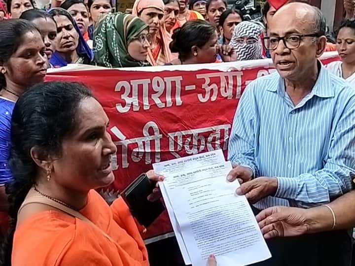 MP Asha Usha workers Submitted a memorandum name of CM Shivraj Singh Chouhan in CMHO office Indore ANN Indore News: वेतन में देरी से परेशान आशा-उषा कार्यकर्ताओं का प्रदर्शन, सीएम शिवराज के नाम दिया ज्ञापन