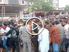 Watch: सावन के दूसरे सोमवार को उज्जैन के महाकालेश्वर मंदिर में पांडाल गिरने से दो श्रद्धालु घायल, देखें वायरल वीडियो