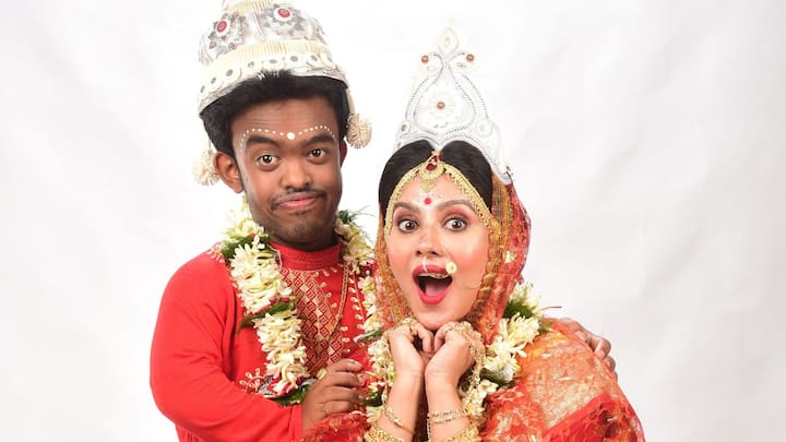 প্রত্যয়ের সঙ্গে পর্দায় প্রেম? পায়েল বলছেন, 'এই ছবি প্রেমের চেয়েও বেশি বন্ধুত্বের গল্প, সহমর্মিতার গল্প। এই গল্প কেবল একজন বামন আর একটি মেয়ের সম্পর্কের গল্প নয়, একজন বামনের আসেপাশে যাঁরা থাকেন, তাঁদের প্রতি সমাজের ব্যবহার সবকিছুই তুলে ধরা হয়েছে ছবিতে।'