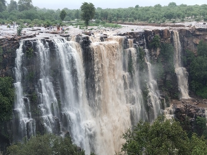 राजस्थान (Rajasthan) के बूंदी (Bundi) में एक बेहद ही खूबसूरत प्राकृतिक झरना है, जिसका नाम भीमलत (Bhimlat) है. झरने का सबसे मनोहर दृश्य इस का पानी है, जो ऊंचाई से एक कुंड में गिरकर आगे बढ़ जाता है. भीमलत झरना बरसात के मौसम में बहुत अधिक आकर्षित होता है और पर्यटकों को खूब लुभाता है. भीमलत झरना राजस्थान के पर्यटक स्थलों में से एक है. भीमलत वॉटरफॉल बूंदी जिला मुख्यालय से लगभग 35 किलोमीटर की दूरी पर स्थित है. बूंदी जिले की सीमा पर स्थित इस खूबसूरत प्राकृतिक झरने की ऊंचाई लगभग 60 मीटर है.