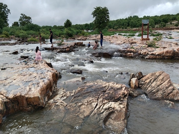 झरना बरसात के मौसम में अत्यंत आकर्षक होता है और पर्यटकों को लुभाता है. भीमलत झरने के आसपास हरी-भरी झाड़ियों के नीचे से इसके विशाल और दिव्य स्वरूप को देख सकते हैं. बारिश के दौरान यहां आस-पास झरने बहते हैं, जो सुंदरता का अहसास कराते हैं. सावन में यहां सुरभ्य वातावरण हो जाता है. प्राकृतिक और समृद्ध वन संपदा से भरपूर प्रमुख पर्यटन स्थलों में से एक भीमलत को ईको टूरिज्म के रूप में विकसित किया गया है. यहां झरने के आस-पास रेलिंग और पर्यटकों के लिए बेंच लगाई गई है.