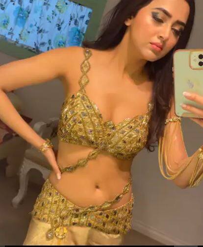 ਸੋਸ਼ਲ ਮੀਡੀਆ 'ਤੇ ਫ਼ੈਨਜ ਤੇਜਸਵੀ ਦੇ ਇਸ ਅੰਦਾਜ਼ ਨੂੰ ਲੈ ਕੇ ਦੀਵਾਨੇ ਹੋ ਰਹੇ ਹਨ। ਨਾਗਿਨ ਹਸੀਨਾ ਨੇ ਆਪਣੇ ਫੈਸ਼ਨ ਸੈਂਸ ਨਾਲ ਲੋਕਾਂ ਨੂੰ ਪ੍ਰਭਾਵਿਤ ਕੀਤਾ। ਇਸ ਦੇ ਨਾਲ ਹੀ ਉਸ ਕੋਲ ਮਿਲੀਅਨ ਡਾਲਰ ਸਮਾਈਲ ਵੀ ਹੈ।