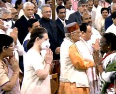 દ્રૌપદી મુર્મૂએ શપથ બાદ મોદી, સોનિયા ગાંધીનું કર્યુ અભિવાદન