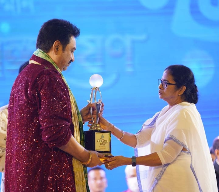 মুখ্যমন্ত্রীর হাত থেকে পুরস্কার নেন কুমার শানু। সেই মুহূর্ত পোস্ট করেছেন মমতা বন্দ্যোপাধ্যায়।