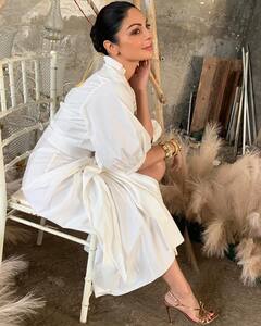 Neeru Bajwa Photos: शॉर्ट ड्रेस में सिजलिंग पोज देती नजर आईं पंजाबी एक्ट्रेस नीरू बाजवा, तस्वीरें हुई वायरल