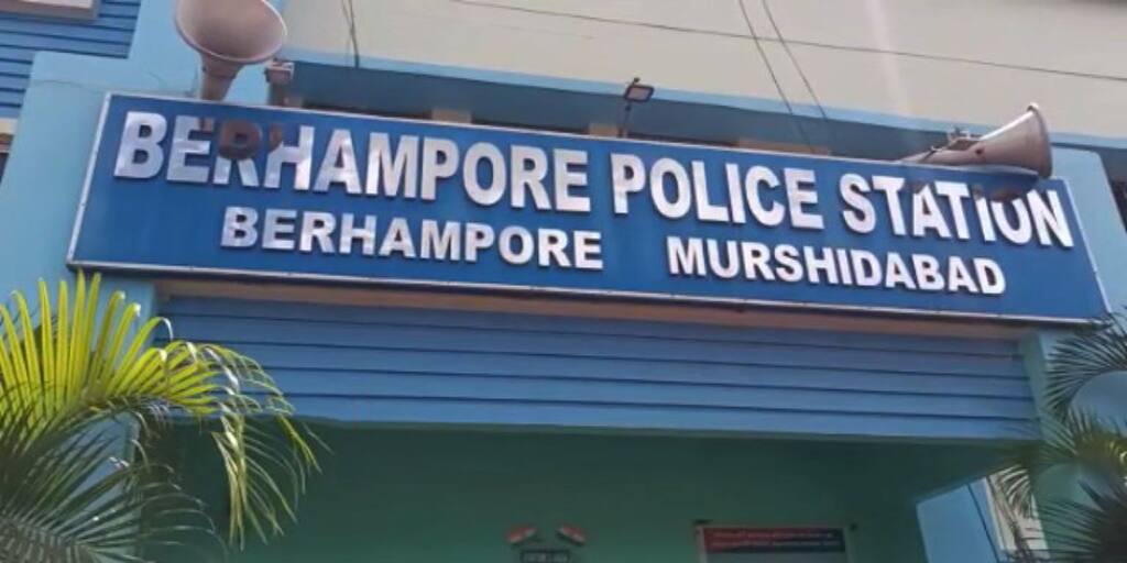 Murshidabad Baharampore Blast at Police station Several police injured Baharumpur Blast : বহরমপুর থানায় বিস্ফোরণ, এক পুলিশ কর্মী-সহ জখম ৩