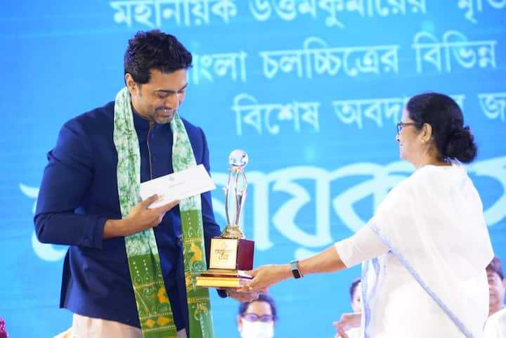 তৃণমূল সাংসদ ও টলিউড তারকা দেবের হাতেও পুরস্কার তুলে দেন মুখ্যমন্ত্রী।