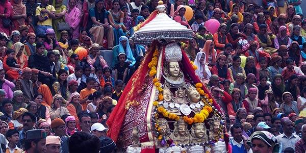 Minjar Fair 2022: देश का हिमाचल (Himachal) राज्य अपनी खूबसूरती के लिए काफी फेमस है. हर साल यहां हजारों की संख्या में लोग पहाड़ों के सुंदर नजारों का लुत्फ उठाने आते हैं. लेकिन आप हिमाचल की संस्कृति को करीब से जानना चाहते हैं. तो यहां लगने वाले मिंजर मेला का हिस्सा जरूर बनना चाहिए. बता दें कि इस मेले की शुरुआत हो चुकी है जोकि 31 जुलाई तक चलना वाला है. ऐसे में अगर आप मेले में जाने का प्लानिंग कर रहे हैं तो हम इस रिपोर्ट में आपको इससे जुड़ी सभी जानकारी देने जा रहे हैं.....