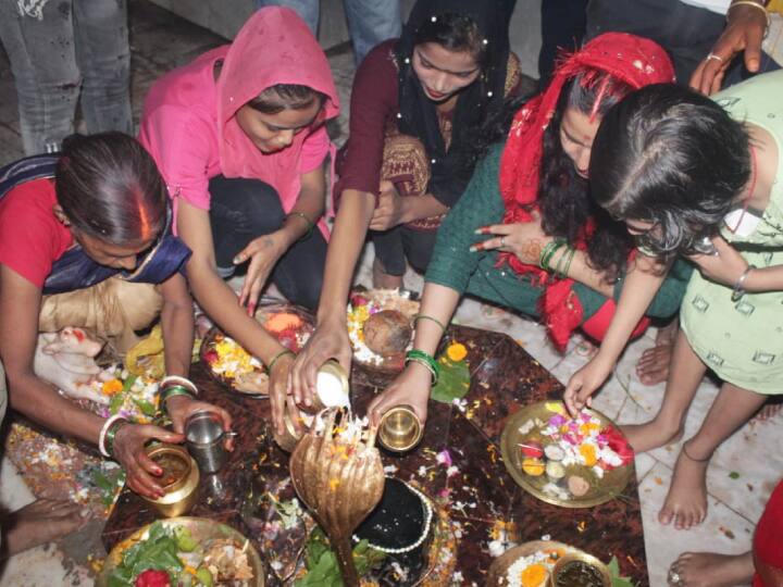 सावन और सोमवारी को लेकर लोगों में गजब का उत्साह है. वहीं लोगों की आने वाली भीड़ को देखते हुए जिला प्रशासन की तरफ से सुरक्षा के व्यापक प्रबंध किए गए हैं. जिले के प्रसिद्ध मंदिर सोमनाथ मंदिर, शाह कोटी मंदिर, न्यूरिया पातालपुरी मंदिर, सत्यम शिवम सुंदरम मंदिर, रेलवे कॉलोनी मंदिर, आदि कई स्थानों पर जबरदस्त भीड़ देखने को मिला है.