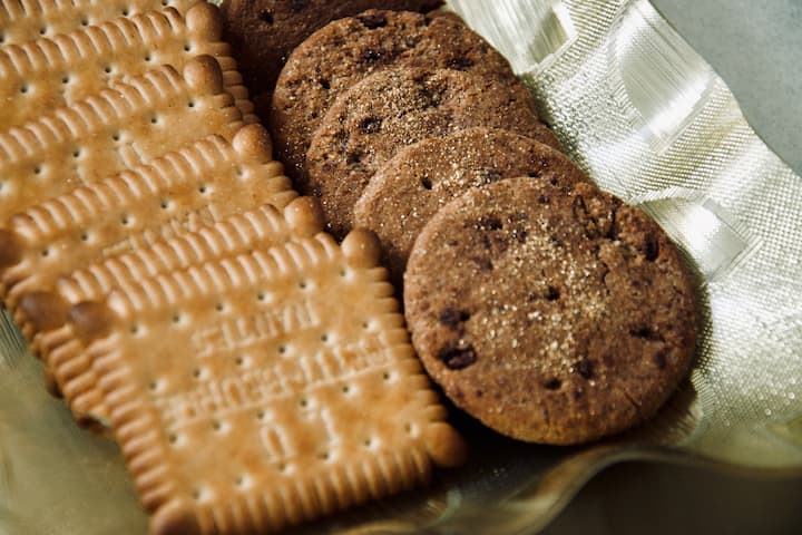 Biscuits Benefit: বিস্কুটের মধ্যে থাকে ক্ষতিকারক ক্যালোরি। যা অত্যাধুনিক পরিমাণে খেলে ফল মারাত্মক হতে পারে।