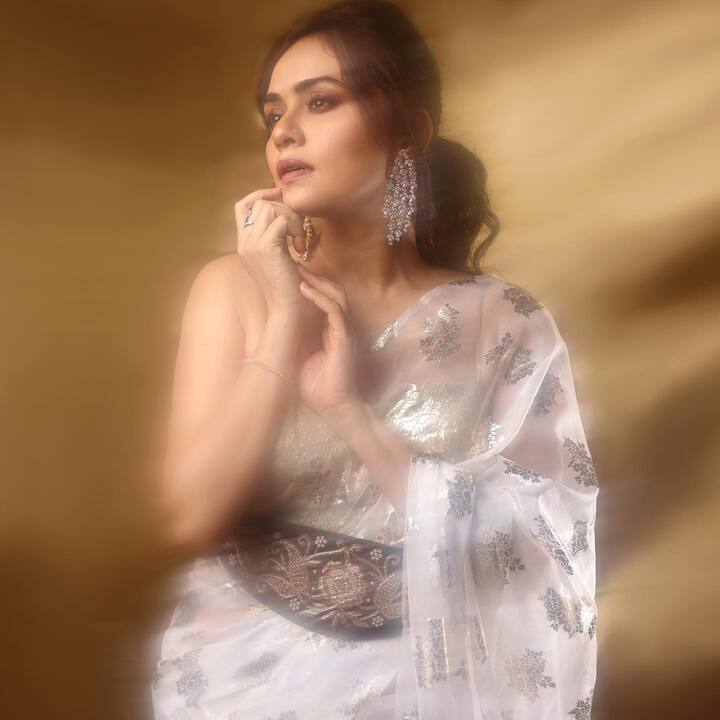 अमृता खानविलकर ही मराठीतील टॉपची अभिनेत्री आहे. चंद्रमुखी या सिनेमात अमृताने साकारलेल्या चंद्राचं साऱ्यांनीच कौतुक केलं. (फोटो सौजन्य : amrutakhanvilkar/इंस्टाग्राम)
