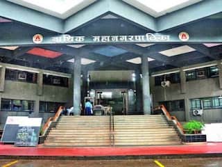 Nashik News : नाशिक महापालिकेकडून अनधिकृत होर्डिंग्जवर कारवाई, तर मनपा जाहिरातीचे होर्डिंग्सही धोकादायक 