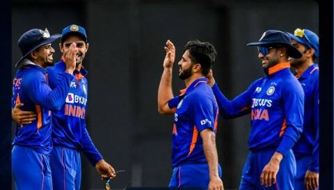 তবে বল হাতে এদিন ৬ ওভার বল করে ৫৪ রান দিলেও কোনও উইকেট পাননি আবেশ। মহম্মদ সিরাজও ১০ ওভার বল করেও কোনও উইকেট পাননি।