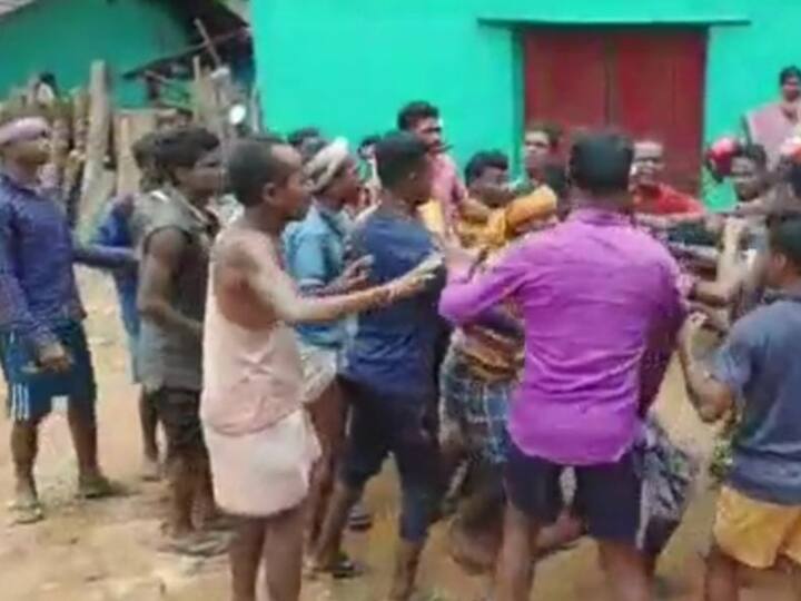 Bastar Chhattisgarh dispute between two groups over burial of dead body in Bastar ANN Bastar News: बस्तर में शव दफनाने को लेकर दो गुटों में जमकर विवाद, फिर ऐसे किया गया अंतिम संस्कार