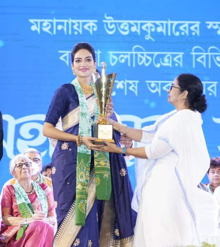 নুসরত জাহানকে সম্মান জানানোর মুহূর্তও পোস্ট করেন তৃণমূলনেত্রী।