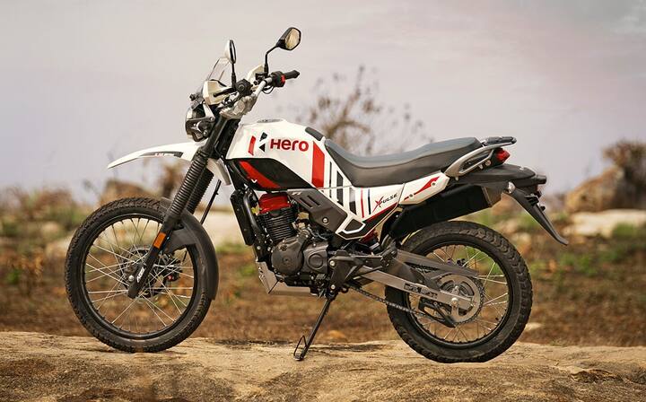 Hero XPulse 200 4V: 200 4V રેલી એડિશનને કારણે ઑફ-રોડ તૈયાર Xpulse હવે મોટરસ્પોર્ટ રંગો સાથે વધુ સારી દેખાય છે. તે પોતે જ Xpulse 200 4V પર આધારિત છે પરંતુ બદલાયેલ સસ્પેન્શન સાથે કેટલાક કૂલ ઉમેરાઓ સાથે વધુ ગ્રાઉન્ડ ક્લિયરન્સ મેળવે છે. આ 200 4V પરના નિર્ણાયક ફેરફારો છે અને તે અમુક અંશે દેખાવમાં પણ ફેરફાર કરે છે. નામ સૂચવે છે તેમ તે Hero MotoSports ની રેલી બાઇકથી પ્રેરિત છે. પ્લસ સ્ટાઇલની દ્રષ્ટિએ અનોખા ગ્રાફિક્સ સાથે સિલિન્ડર હેડમાં સરસ લાલ ફિનિશ છે. આ ફેરફારો બાઇકને કૂલ બનાવે છે.
