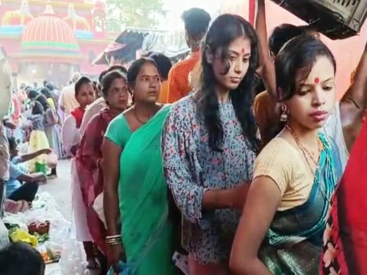 समस्तीपुर के थानेश्वर स्थान, विद्यापतिधाम, बाबा खुदनेश्वर स्थान सहित विभिन्न शिव मंदिरों में सावन की दूसरी सोमवारी पर श्रद्धालुओं की भीड़ दिखी. जलाभिषेक के लिए सुबह से ही भक्त पहुंचने लगे थे. मंदिर के अंदर से लेकर बाहर तक भीड़ थी.