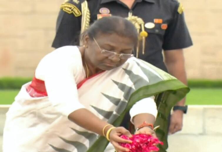 Droupadi Murmu to be sworn in as 15th president of India today wraps special tri colour saree on the occasion Droupadi Murmu : রাজঘাটে মাথা ঠেকিয়ে শ্রদ্ধা, তেরঙ্গা শাড়িতে রাষ্ট্রপতি পদে শপথ দ্রৌপদী মুর্মুর