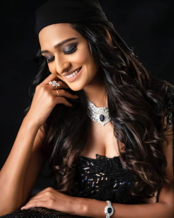 भाग्य लक्ष्मी में लक्ष्मी की भूमिका निभाने वाली ऐश्वर्या खरे को खूब पसंद किया जा रहा है. अपनी एक्टिंग के दम पर वो लोगों के दिलों पर छाई हुई हैं.