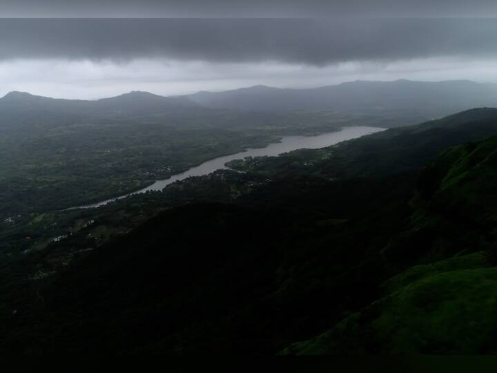 रत्नागिरी आणि सातारा यांना जोडणारा आणि खेड तालुक्यापासून 25 किलोमीटर अंतरावर असणारा रघुवीर घाट.