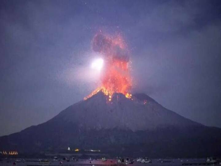 Viral videos of Japan's Sakurajima volcano have surfaced on the Internet. Watch video : வெடித்து சிதறிய புகழ்பெற்ற ஜப்பான் எரிமலை.. இணையத்தில் வைரலாகும் வீடியோ..
