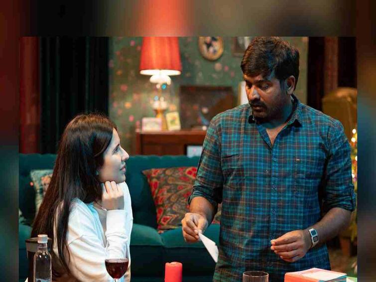 Katrina Kaif Share Photos with Actor Vijay Sethupathi from the set of Merry Christmas Vijay Sethupathi, Katrina Kaif : ‘मेरी ख्रिसमस’च्या शूटिंगला सुरुवात, विजय सेतुपतीसोबतचे फोटो शेअर करत कतरिनाने दाखवली सेटची झलक!