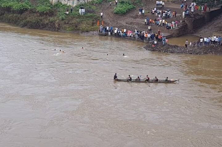 Sangli News A boat overturned during a boat race in Krishna River, six people in the boat swam to the river bank Sangli News : कृ्ष्णा नदीत होड्यांच्या शर्यतीचा थरार, आयर्विन पुलाजवळ एक होडी उलटली अन्...
