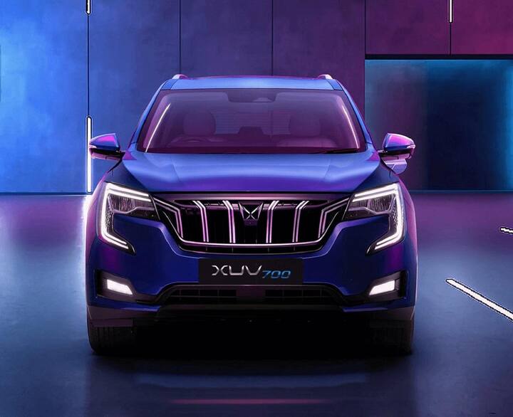 મહિન્દ્રા એન્ડ મહિન્દ્રાની પ્રીમિયમ SUV XUV700 એ માર્કેટમાં ધમાલ મચાવી દીધી છે. તેને ખરીદવા માટે ગ્રાહકોમાં હરીફાઈ ચાલી રહી છે. XUV700 વિશે મહિન્દ્રાની ક્રેઝી એ છે કે તેના પર 22 મહિનાનો વેઇટિંગ પીરિયડ છે. કંપનીએ અત્યાર સુધીમાં XUV700ની 1.5 લાખ બુકિંગ મેળવ્યું છે. મહિન્દ્રાએ તેને ઓગસ્ટ 2021માં લોન્ચ કર્યું હતું અને 7 ઓક્ટોબરથી બુકિંગ શરૂ થઈ હતી. કંપનીએ તે સમયે દાવો કર્યો હતો કે પહેલા કલાકમાં જ 25,000 XUV700 બુકિંગ થઈ ગયા હતા.