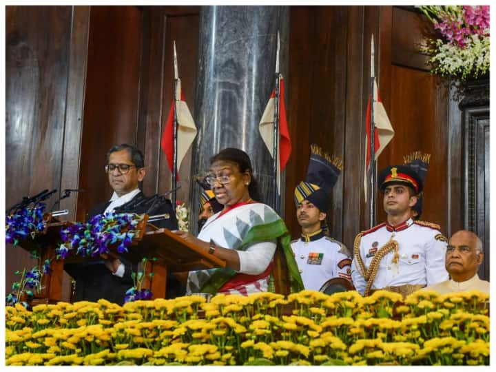 Traditional Santali Saree: तिरंगा रंग की संताली साड़ी पहनकर राष्ट्रपति द्रौपदी मुर्मू ने बड़ी सादगी के साथ शपथ ग्रहण की. संताली साड़ी हैंडलूम यानि हाथ से बनी साड़ी होती है. इसे सफेद रंग के कपड़े पर रंगीन धागों से बनाया जाता है. इस साड़ी के छोर पर धारियों का काम किया जाता है. आदिवासी महिलाएं इसे खास मौकों पर पहनती हैं.