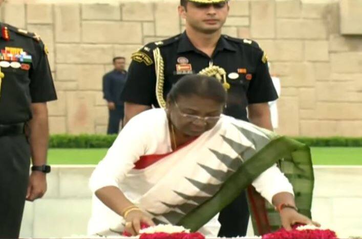 President Draupadi Murmu Oath : Droupadi Murmu pays tribute to Mahatma Gandhi at Rajghat in Delhi President Droupadi Murmu Oath : ਰਾਸ਼ਟਰਪਤੀ ਅਹੁਦੇ ਦੀ ਸਹੁੰ ਚੁੱਕਣ ਤੋਂ ਪਹਿਲਾਂ ਦ੍ਰੋਪਦੀ ਮੁਰਮੂ ਨੇ ਮਹਾਤਮਾ ਗਾਂਧੀ ਨੂੰ ਦਿੱਤੀ ਸ਼ਰਧਾਂਜਲੀ