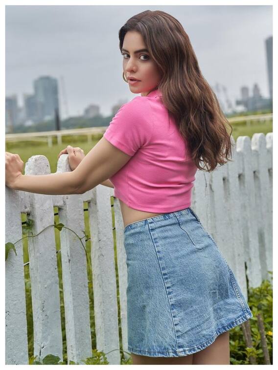 शॉर्ट स्कर्ट में आमना शरीफ ने दिखाया कातिलाना अवतार