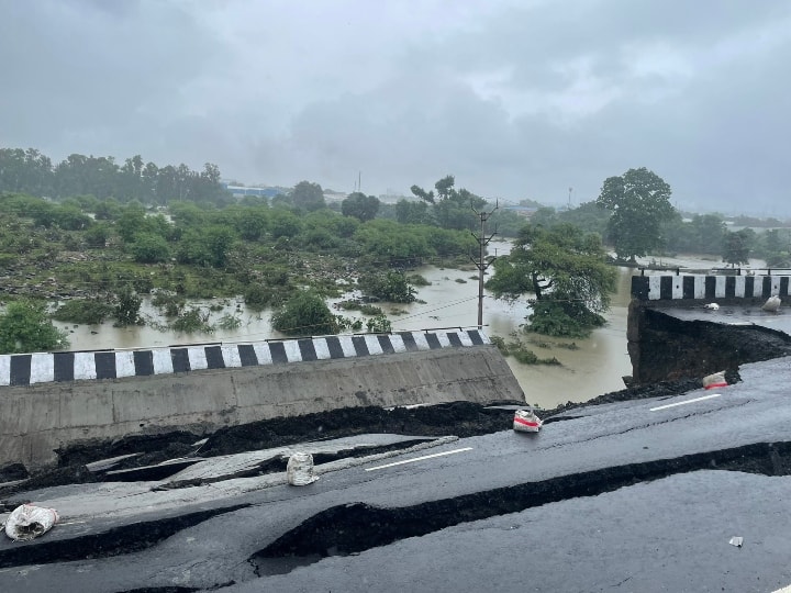 Bhopal News Bridge built on Kaliasot river collapsed during Rain ANN Bhopal News: भोपाल-जबलपुर हाईवे पर कालियासोत नदी पर बने पुल का एक हिस्सा धंसा, 559 करोड़ रुपये की लागत से बना था