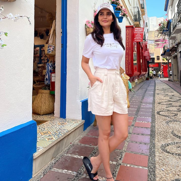 వరుస సినిమాలతో బిజీగా ఉన్న కరిష్మ...ఇండియన్ టెలీ అవార్డ్స్‌, సార్ట్ గిల్డ్ అవార్డ్స్‌, జీ గోల్డ్ అవార్డ్స్‌ అందుకుంది.