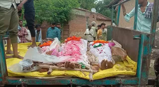 Gujarat Hooch Tragedy: The last journey of 5 people who were victims of the  hooch tragedy in Rojid village Gujarat Hooch Tragedy: રોજીદ ગામે લઠ્ઠાકાંડનો ભોગ બનેલા 5 લોકોની એક સાથે નીકળી અંતિમ યાત્રા, આખું ગામ હિબકે ચડ્યું