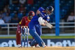 અક્ષર પટેલના પરફોર્મન્સ પર ડ્રેસિંગ રૂમમાં શાનદાર ઉજવણી, શ્રેયસ ઐય્યરે કર્યો ડાન્સ, જુઓ PICS