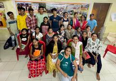 In Pics: अमेरिका रहकर भिलाई के गरीब बच्चों को शिक्षा देता है शर्मा परिवार, ज़ूम कनेक्टिविटी से सिखाई फर्राटेदार इंग्लिश