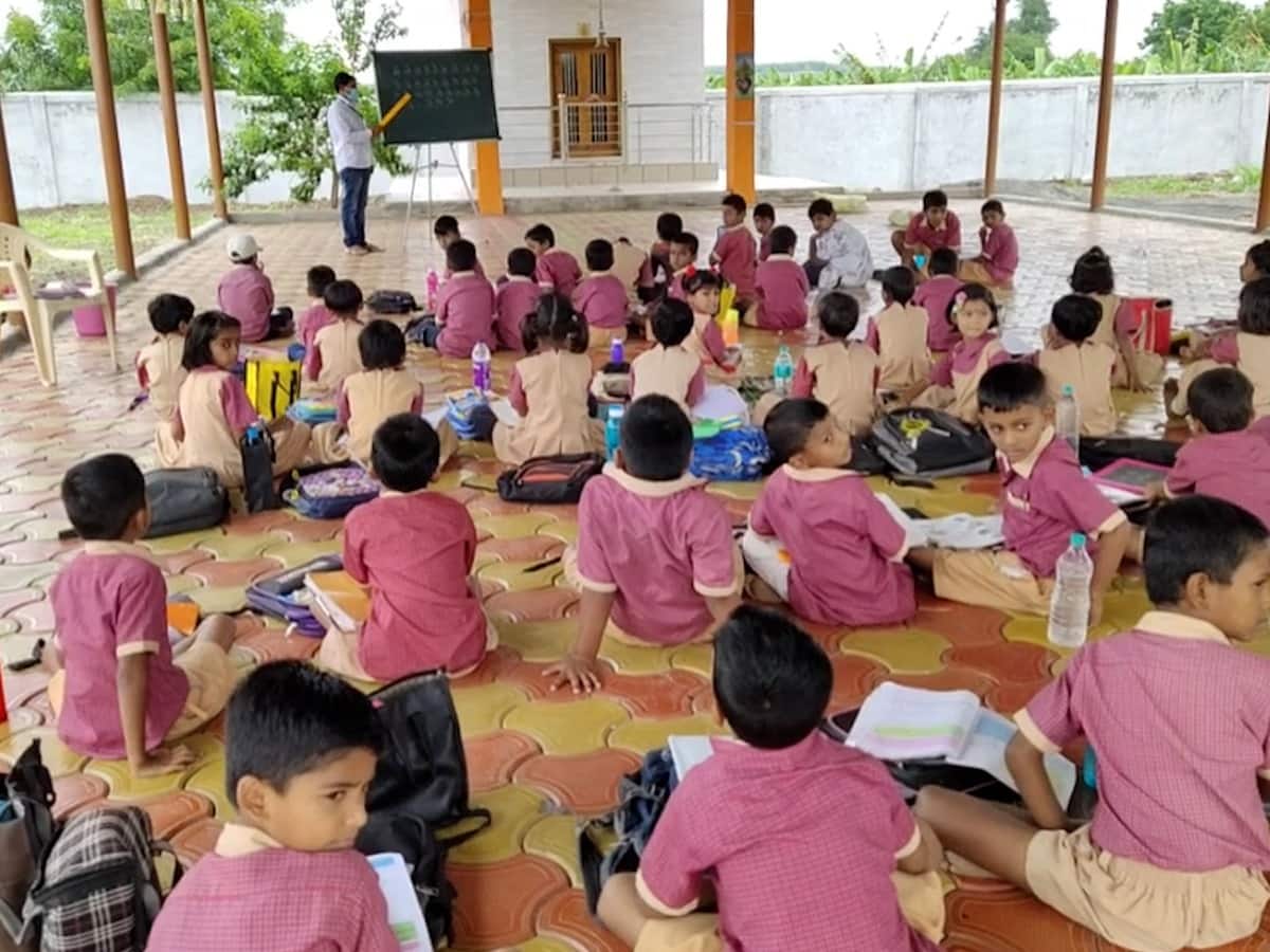 Ahmednagar : पारगावच्या जिल्हापरिषदेच्या शाळेची दुरावस्था, गावच्या मंदिरात घ्याव लागते शिक्षण; विद्यार्थ्यांचे थेट मुख्यमंत्र्यांना पत्र