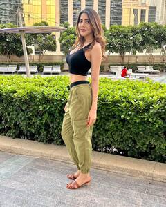 Nikki Tamboli ने स्टाइलिश लुक से फैंस को बनाया दीवाना, टोन्ड बॉडी फ्लॉन्ट कर गिराई बिजलियां