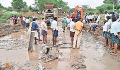Villagers Constructing Bridge : ప్రభుత్వాలు చేయట్లేదని ప్రజలే ముందుకు కదిలారు- వంతెన నిర్మించుకున్నారు 