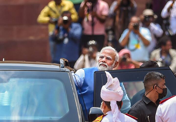 রাষ্ট্রপতি দ্রৌপদী মুর্মুকে গার্ড অফ অনার দেওয়ার অনুষ্ঠানে যোগ দিতে এসেছিলেন প্রধানমন্ত্রী নরেন্দ্র মোদি। রাষ্ট্রপতি ভবন চত্বরে দেওয়া হয় গার্ড অফ অনার। অনুষ্ঠানের পর সেখান থেকে বেরিয়ে যাচ্ছেন প্রধানমন্ত্রী।
