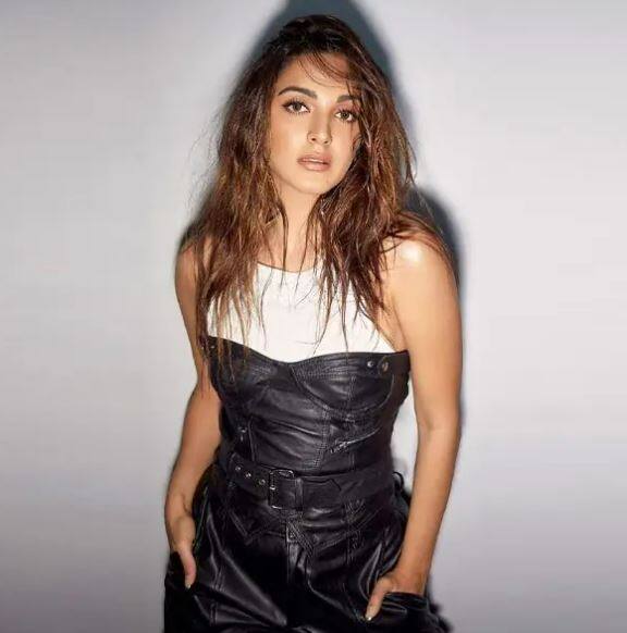 કિયારાએ આ ડ્રેસમાં કેમેરા સામે હોટ પોઝ આપ્યા જે જોયા બાદ ફેન્સની હાર્ટબીટ વધી ગઈ છે.