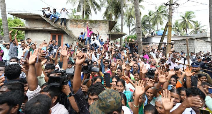 కోనసీమ జిల్లా రాజోలు మండలం మేకలపాలెంలో కరకట్టవాసి నాగరాజు కుటుంబాన్ని సీఎం జగన్ పరామర్శించారు. మేకలపాలెంలో ఏటిగట్టును పరిశీలించారు.