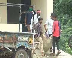 Gujarat Hooch Tragedy: લઠ્ઠાકાંડના મૃતકોને બરવાળા સામુહિક આરોગ્ય કેન્દ્રમાં આ રીતે લઈ જવાયા, જુઓ તસવીરો