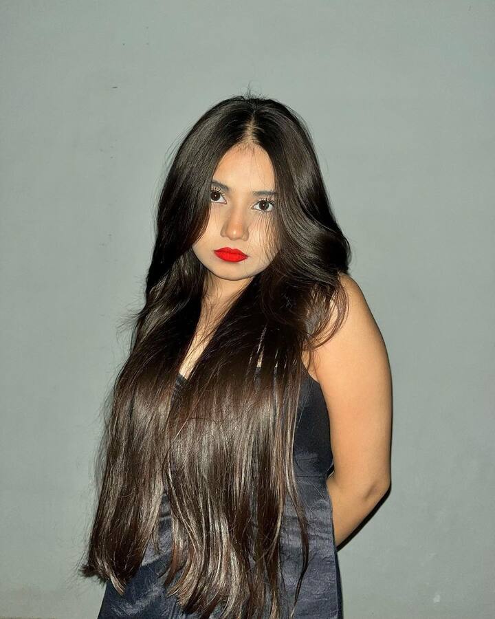 उर्फी की छोटी बहन डॉली (Dolly Javed) बेहद खूबसूरत हैं, उनका स्टाइल स्टेटमेंट भी बहन से काफी डिफरेंट और यूनिक.