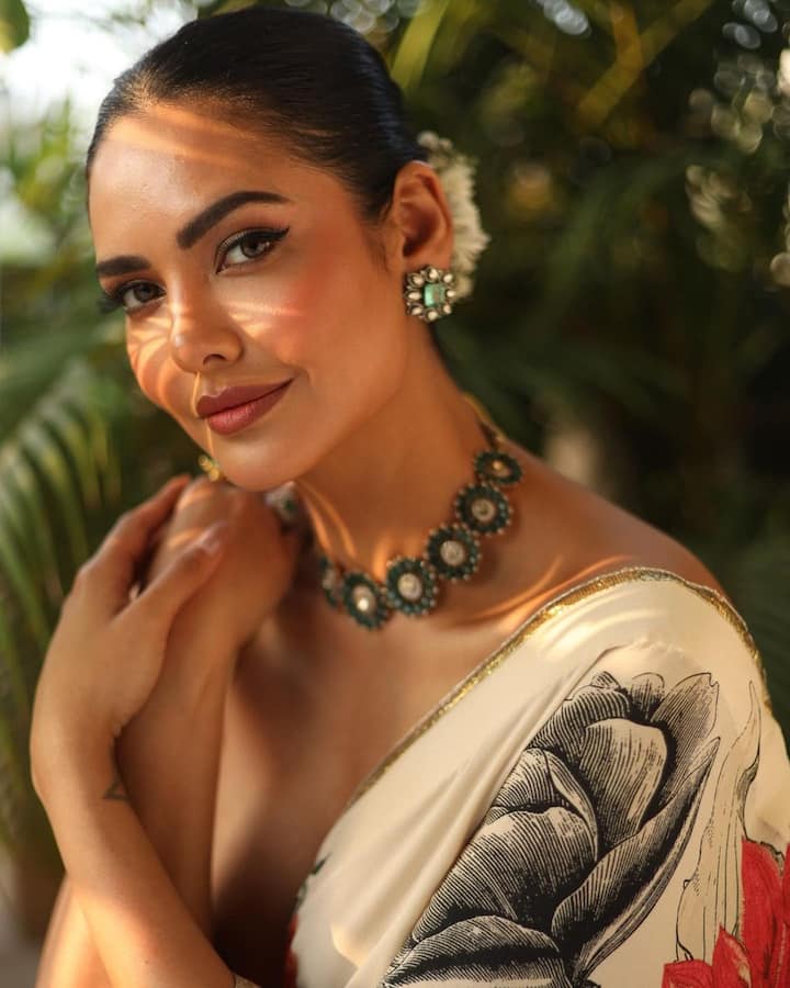 ईशा गुप्ता फैन्स के बीच खुद को लेकर क्रेज बरकरार रखने का एक भी मौका नहीं छोड़ती हैं.