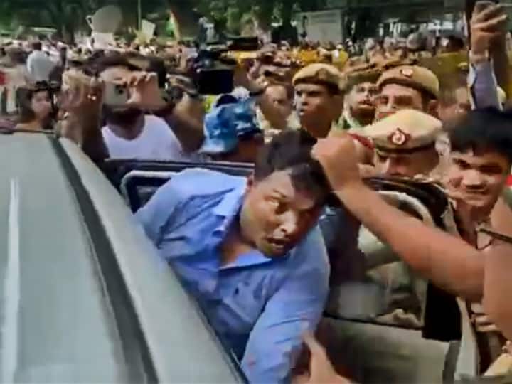 Delhi Police personnel seen pulling hair of Srinivas BV VIDEO: यूथ कांग्रेस चीफ श्रीनिवास के खींचे बाल, बदसलूकी करने वाले जवान के खिलाफ एक्शन लेगी दिल्ली पुलिस