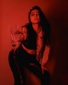 Tejasswi Prakash ने बलखाते हुए दिखाईं नागिन जैसी अदाएं, किलर लुक से लूट ली महफिल