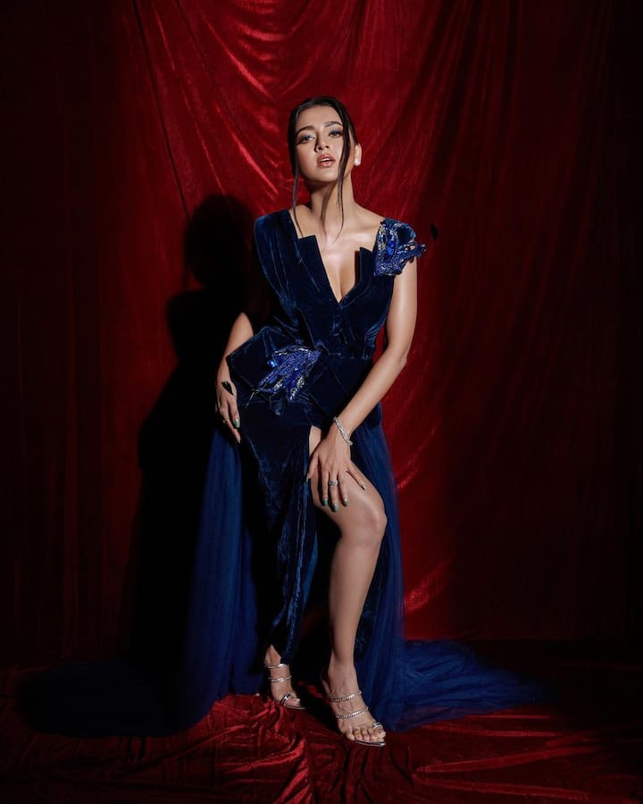 नागिन 6 में तेजस्वी की केमिस्ट्री सिंबा नागपाल के संग खूब पसंद की जा रही है. प्रथा और ऋषभ की जोड़ी छोटे पर्दे के लिए फायर का काम कर रही है.