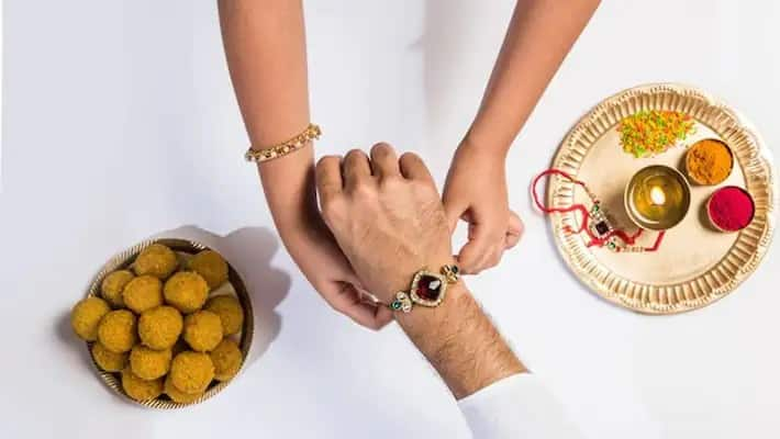 Raksha Bandhan 2022: Sisters must tie these 3 knots while tying rakhi to brother, there is a special secret hidden behind it. Raksha Bandhan 2022: ਭਰਾ  ਨੂੰ ਰੱਖੜੀ ਬੰਨ੍ਹਣ ਸਮੇਂ ਭੈਣਾਂ ਜ਼ਰੂਰ ਲਾਉਣ ਇਹ 3 ਗੰਢਾਂ, ਇਸ ਪਿੱਛੇ ਲੁਕਿਆ ਖ਼ਾਸ ਰਾਜ਼