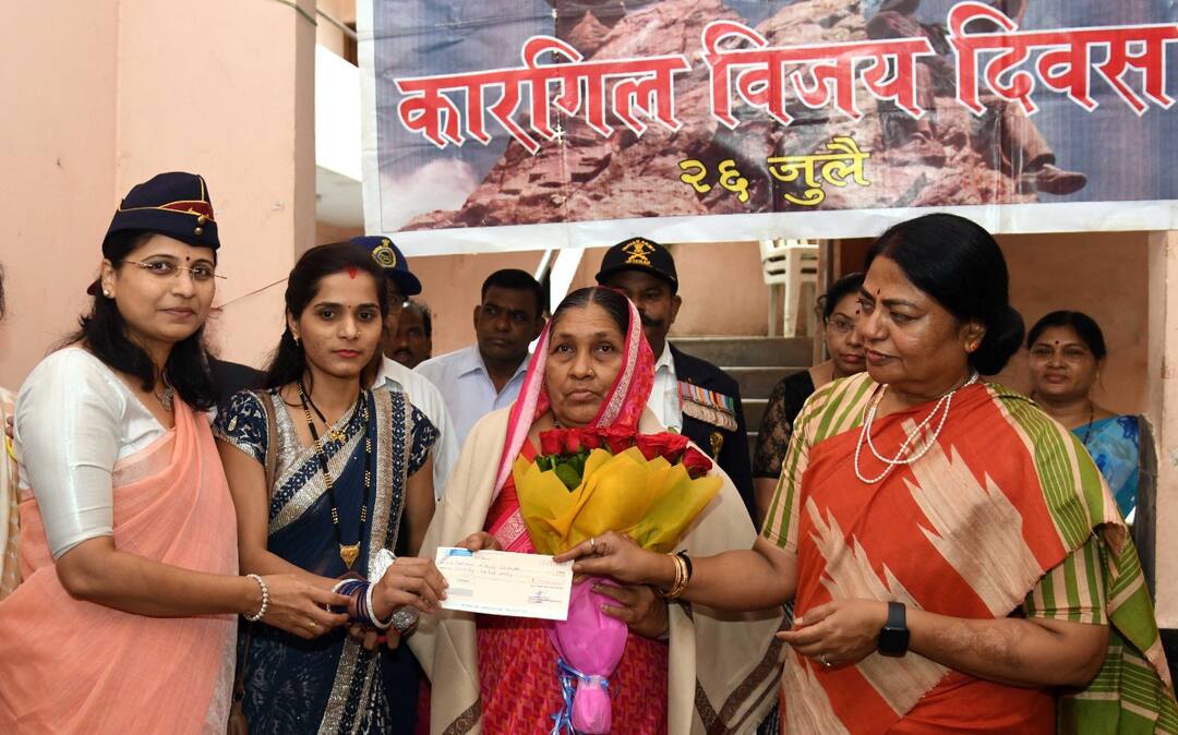 Nagpur collector Salute to Martyrs on 23rd Kargil Day Kargil Vijay Din : शहिदांच्या वीर पत्नींना उद्योग व्यवसायात जिल्हा प्रशासनाची साथ